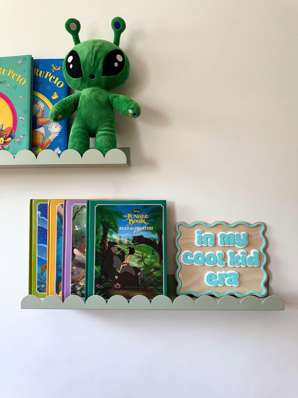 Wooden wavy wall hanging „in my cool kid era” plaque kids room decoration