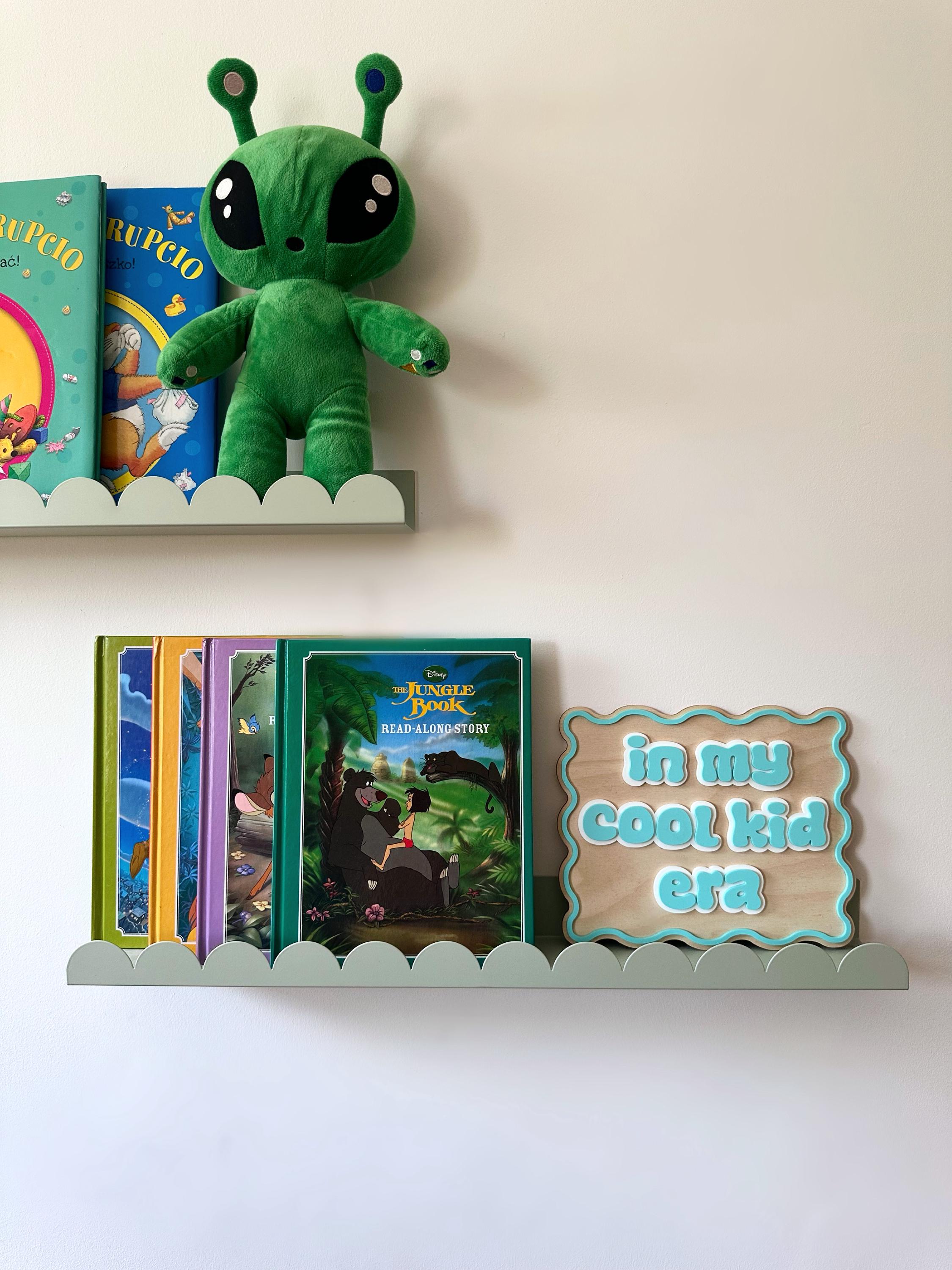 Wooden wavy wall hanging „in my cool kid era” plaque kids room decoration