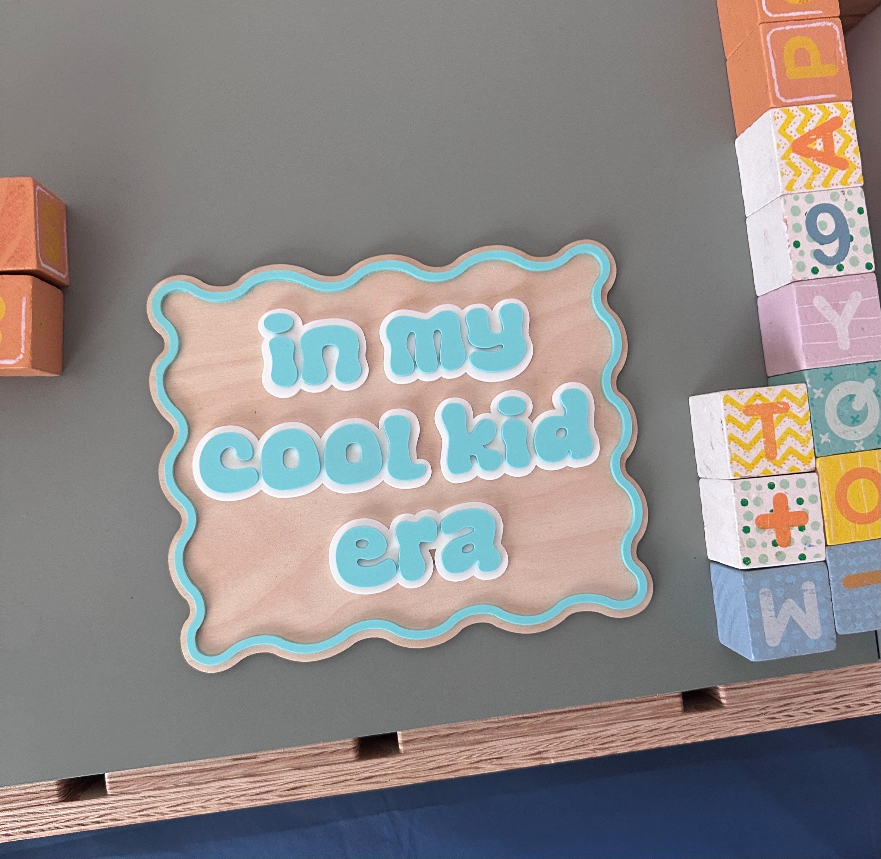 Wooden wavy wall hanging „in my cool kid era” plaque kids room decoration