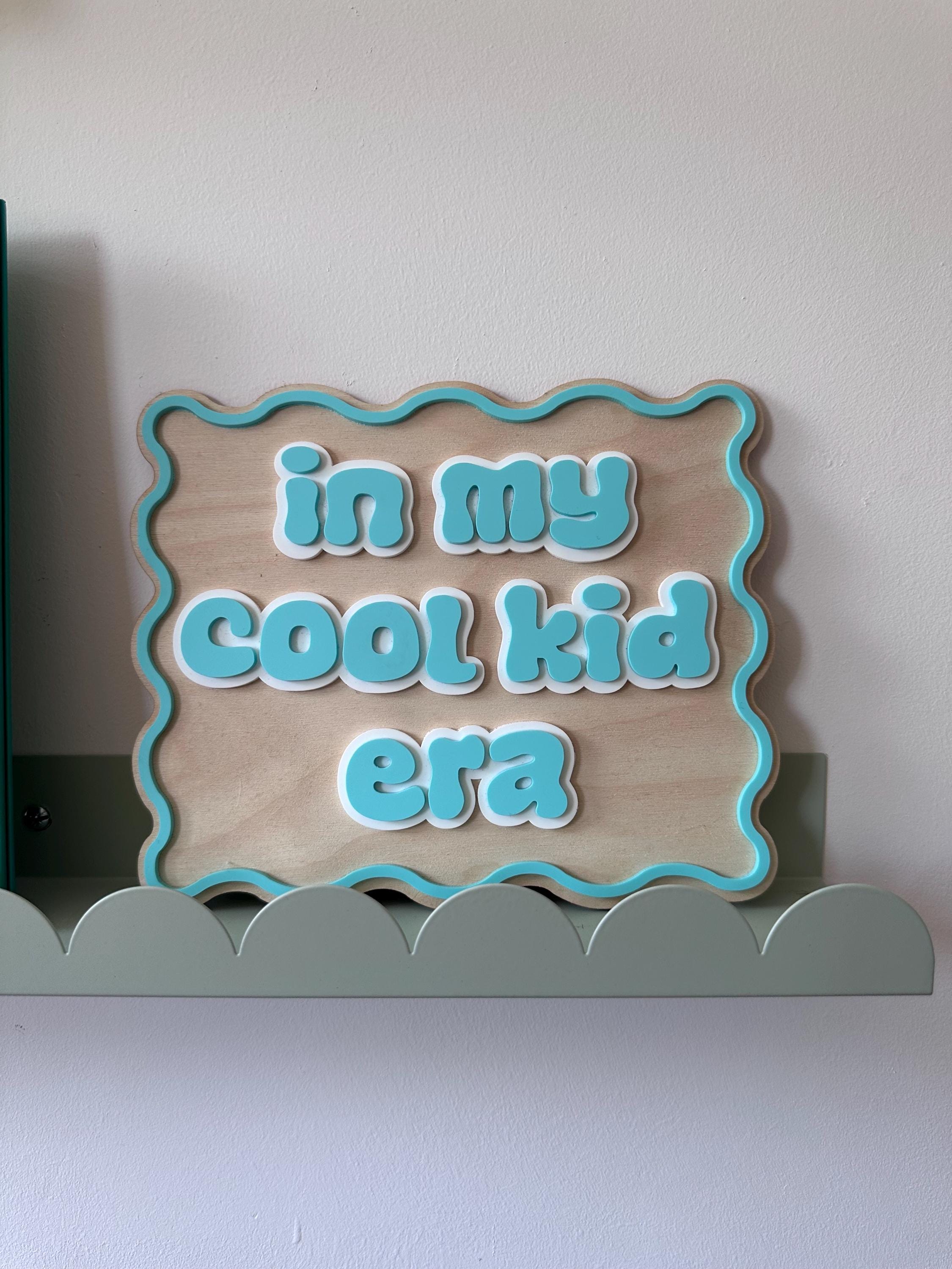 Wooden wavy wall hanging „in my cool kid era” plaque kids room decoration