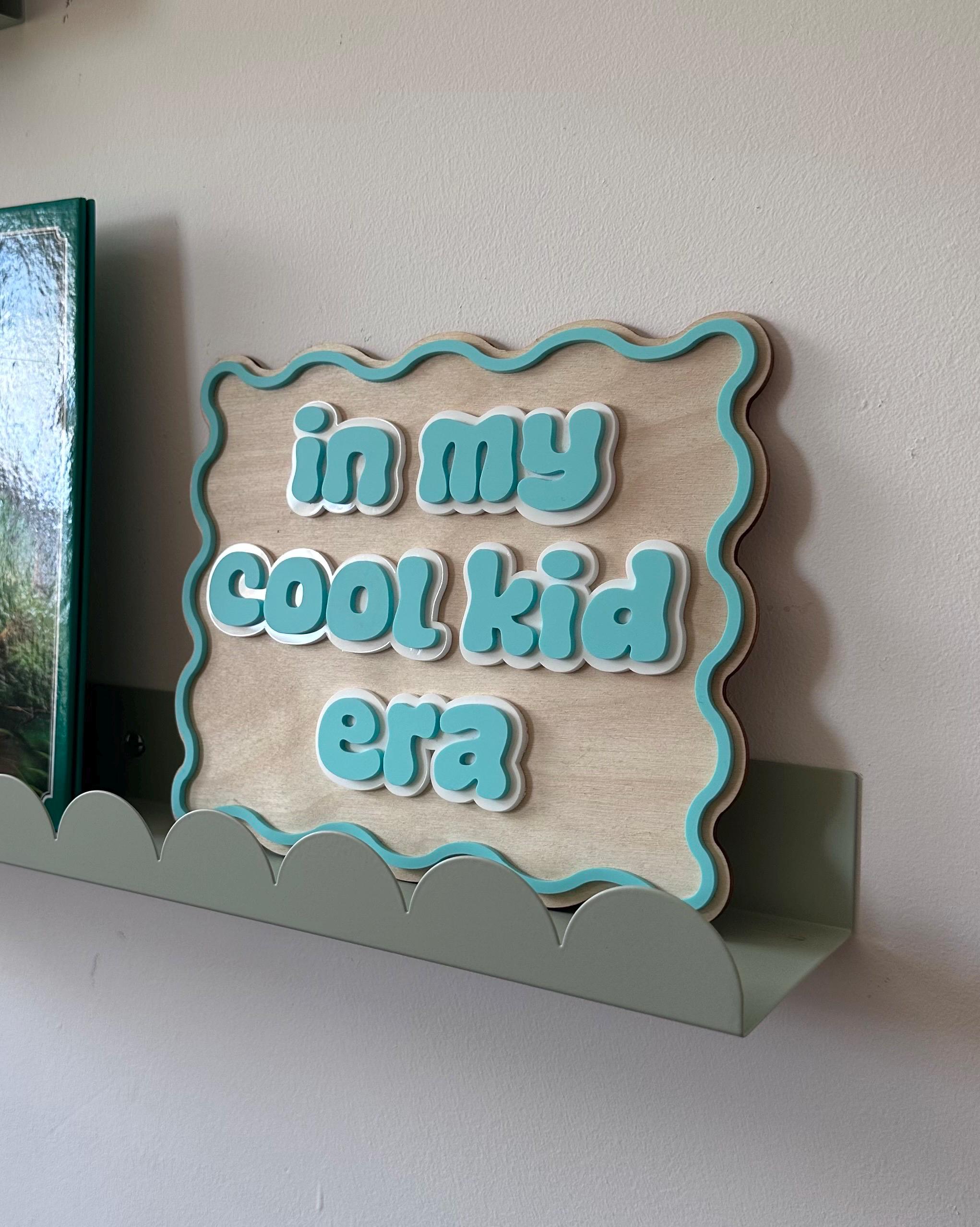 Wooden wavy wall hanging „in my cool kid era” plaque kids room decoration